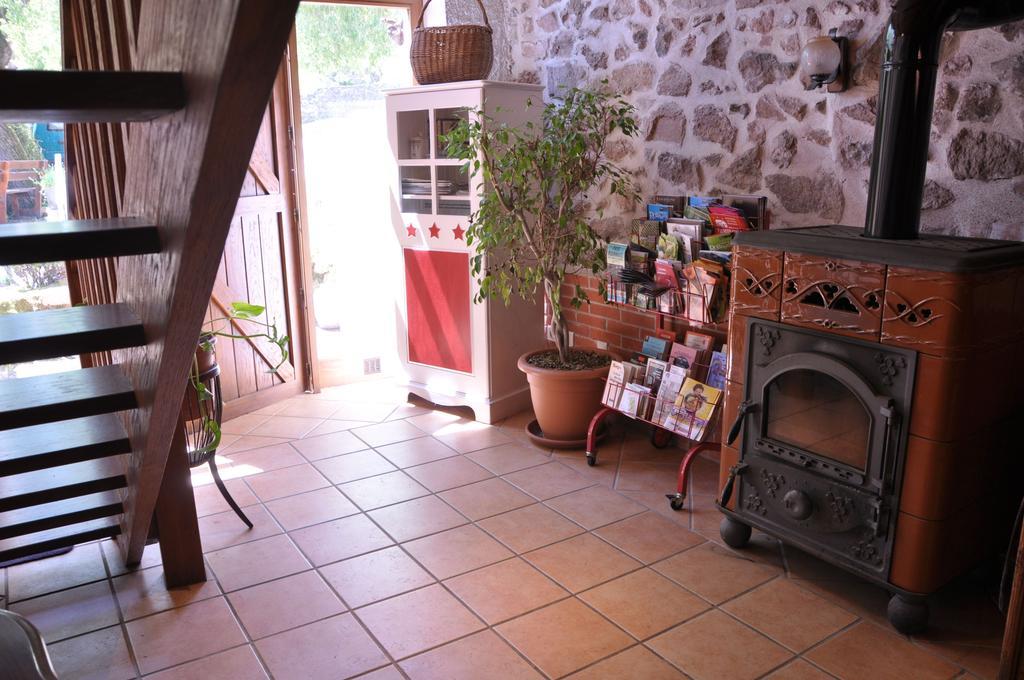 La Ferme Aux Abeilles Otel Ambierle Dış mekan fotoğraf