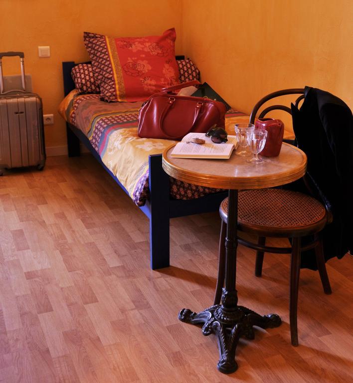 La Ferme Aux Abeilles Otel Ambierle Oda fotoğraf